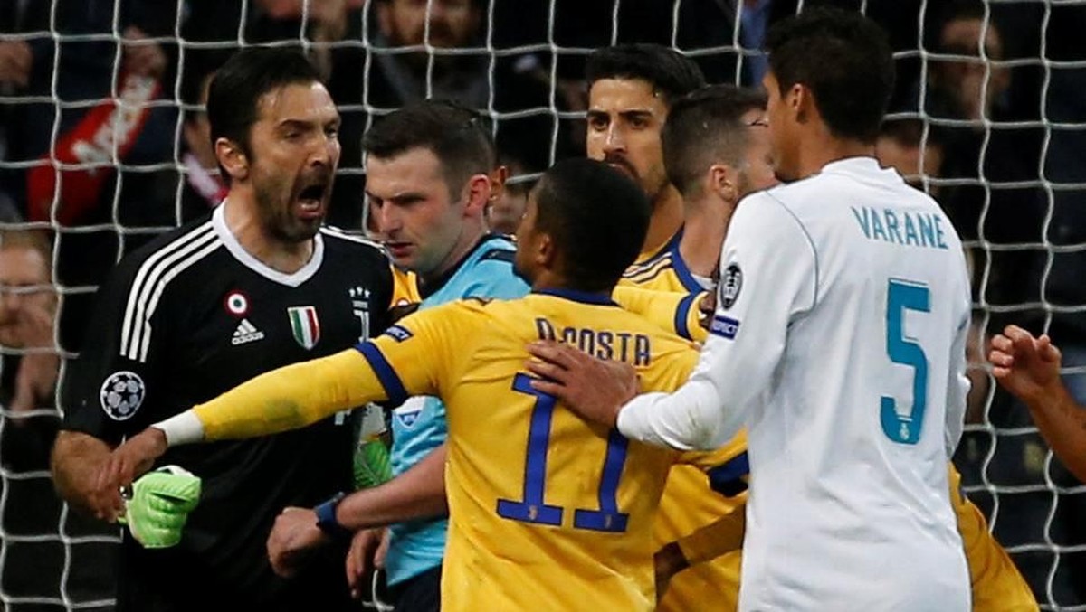 Wasit Michael Oliver saat diprotes pemain Juventus di laga melawan Real Madrid tengah pekan lalu. (Foto: REUTERS/Paul Hanna)