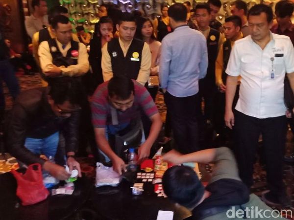 Foto: Aksi BNN Gerebek Sense Karaoke Mangga Dua