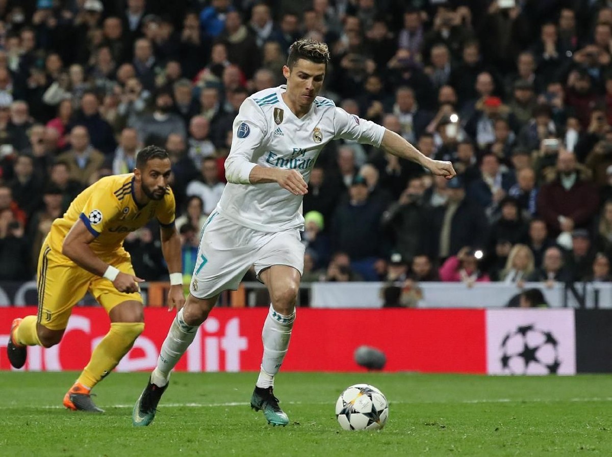 Cristiano Ronaldo saat mengeksekusi penalto di laga Real Madrid melawan Juventus. (Foto: Susana Vera/Reuters)