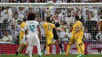Madrid sebenarnya punya peluang emas di injury time babak pertama, tapi sundulan Raphael Varane mengenai mistar gawang. Foto: Susana Vera/Reuters