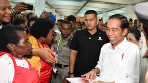 Foto: Blusukan Jokowi ke Mal dan Pasar Mama-mama Papua