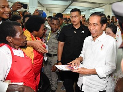 Foto: Blusukan Jokowi ke Mal dan Pasar Mama-mama Papua
