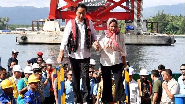 Gandeng Istri, Jokowi Cek Proyek Jembatan Kebanggaannya di Papua