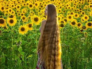 Seperti Ini Jadinya Wanita yang 15 Tahun Tak Pernah Potong Rambut