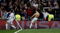 Di akhir larinya, Ronaldo merayakan gol penentu kelolosan Madrid tersebut di depan kumpulan suporter Madrid di sudut lapangan. (Foto: Stringer/REUTERS)