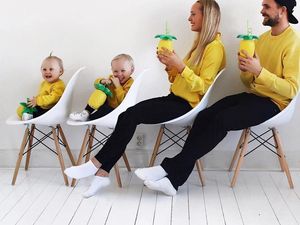 Kreatif! Keluarga Ini Bikin Foto Memakai Semangka, Nanas hingga Pisang