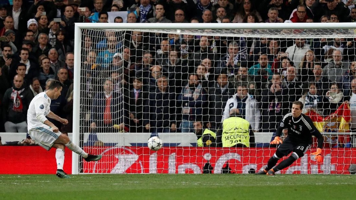Penalti Cristiano Ronaldo memastikan kelolosan Real Madrid ke semifinal Liga Champions (Foto: Paul Hanna/Reuters)