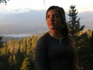 Sekilas Tampak Lugu, Ternyata Wanita Ini Jago Angkat Beban