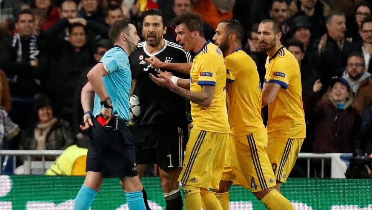 Kiper Juventus Gianluigi Buffon diusir wasit Michael Oliver akibat protes kerasnya (Foto: Paul Hanna/Reuters)