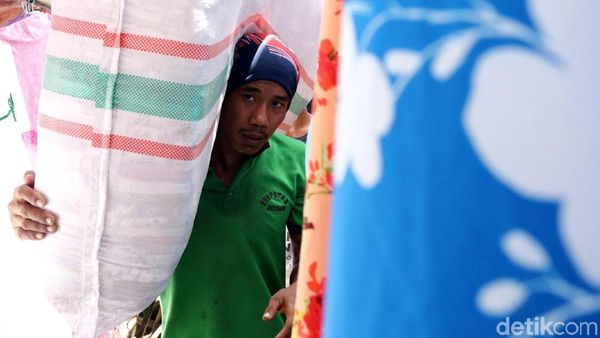 Memanggul Beban Berat Demi Rupiah