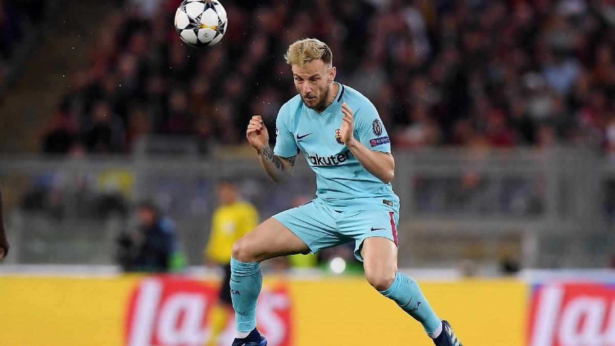 Gelandang Barcelona Ivan Rakitic akan dioperasi karena tulang di jari telunjuknya retak (Foto: Alberto Lingria/Reuters)