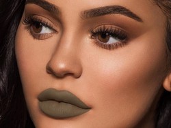 Lipstik Hijau Kylie Jenner Disamakan dengan Kotoran Bayi Hingga Shrek