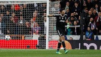 Jelas sekali tidak ada hati di dalam dadamu, di sana ada tempat sampah. Jika kamu tidak dapat mengatasi tekanan (memimpin pertandingan besar), maka kamu seharusnya duduk di tribun sambil makan keripikmu, demikian Buffon mengeluarkan kekesalannya pada Oliver. (REUTERS/Paul Hanna)
