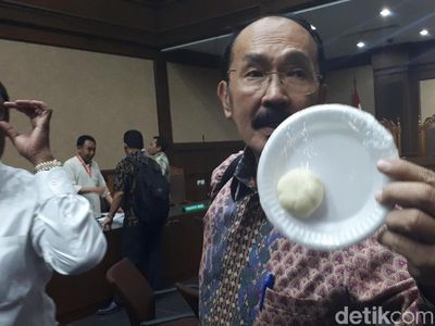 Foto: Fredrich Yunadi Pamer Bakpao Benjol Novanto di Sidang