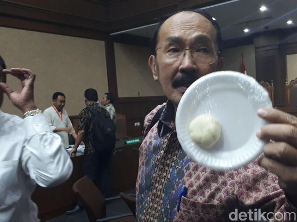Foto: Fredrich Yunadi Pamer Bakpao Benjol Novanto di Sidang
