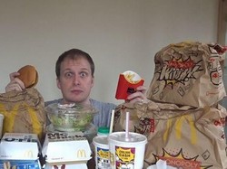 Seminggu Makan McDonalds, Berat Badan YouTuber Ini Turun 2,6 Kg!