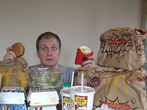 Seminggu Makan McDonalds, Berat Badan YouTuber Ini Turun 2,6 Kg! Seminggu Makan McDonalds, Berat Badan YouTuber Ini Turun 2,6 Kg!