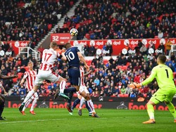 Premier League: Gol Kedua Eriksen Lawan Stoke untuk Kane