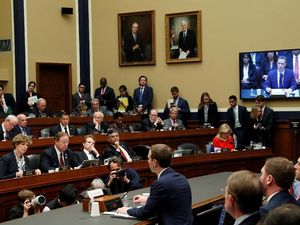 Duh, Anggota DPR AS Dituding Uzur dan Tak Paham Facebook