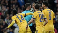 Melihat Michael Oliver menunjuk titik putih, Buffon langsung mendatangi wasit asal Inggris itu. Wajah kiper 40 tahun itu terlihat tegang. (REUTERS/Paul Hanna)