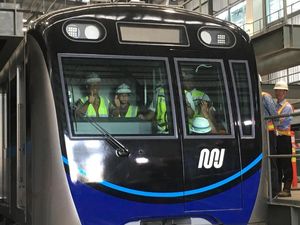 Ajak Anak, Anies Lihat Kereta MRT di Depo Lebak Bulus