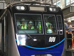 Ajak Anak, Anies Lihat Kereta MRT di Depo Lebak Bulus