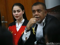 Cie... Jennifer Dunn Dapat Kiriman Kue Nih dari Suami