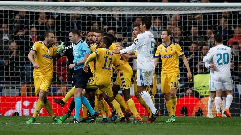 Benatia Protes Penalti Madrid dan Kartu Merah Buffon Benatia Protes Penalti Madrid dan Kartu Merah Buffon