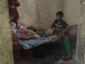 Cerita Helmi, Bocah SD di Jombang yang Rawat Nenek Buyut Seorang Diri