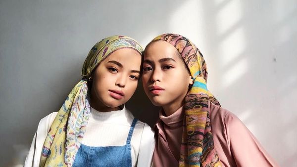 Mirip Banget, Ini Hijabers Kembar Asal Malaysia yang Populer di Medsos