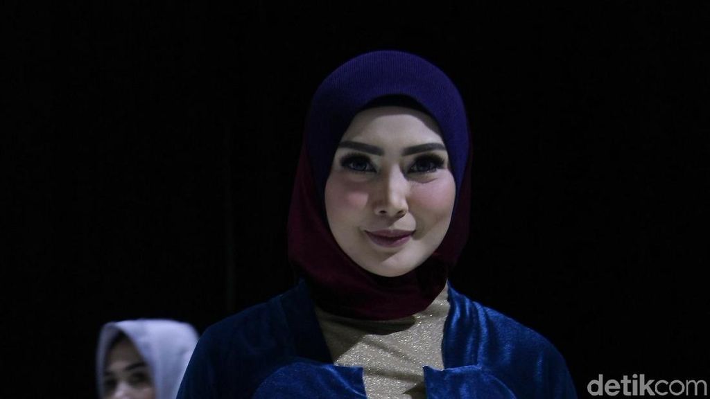 Potret Cantiknya Fenita Arie Tampil di Fashion Show Baju Muslim