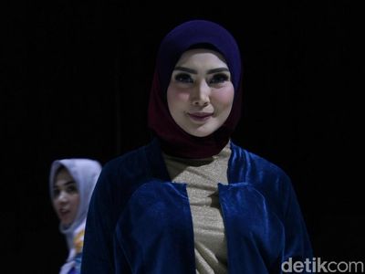 Potret Cantiknya Fenita Arie Tampil di Fashion Show Baju Muslim