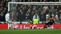 Hadiah penalti akhirnya bisa dikonversi menjadi gol oleh Cristiano Ronaldo. Madrid pun menipiskan ketertinggalan menjadi 1-3. Foto: David Ramos/Getty Images