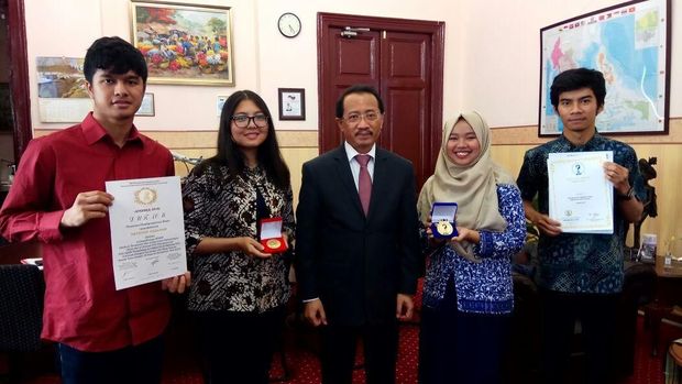 Tim mahasiswa Undip bersama Duta Besar RI untuk Federasi Rusia dan Republik Belarus, M. Wahid Supriyadi, di KBRI Moskow, 9 April 2018.