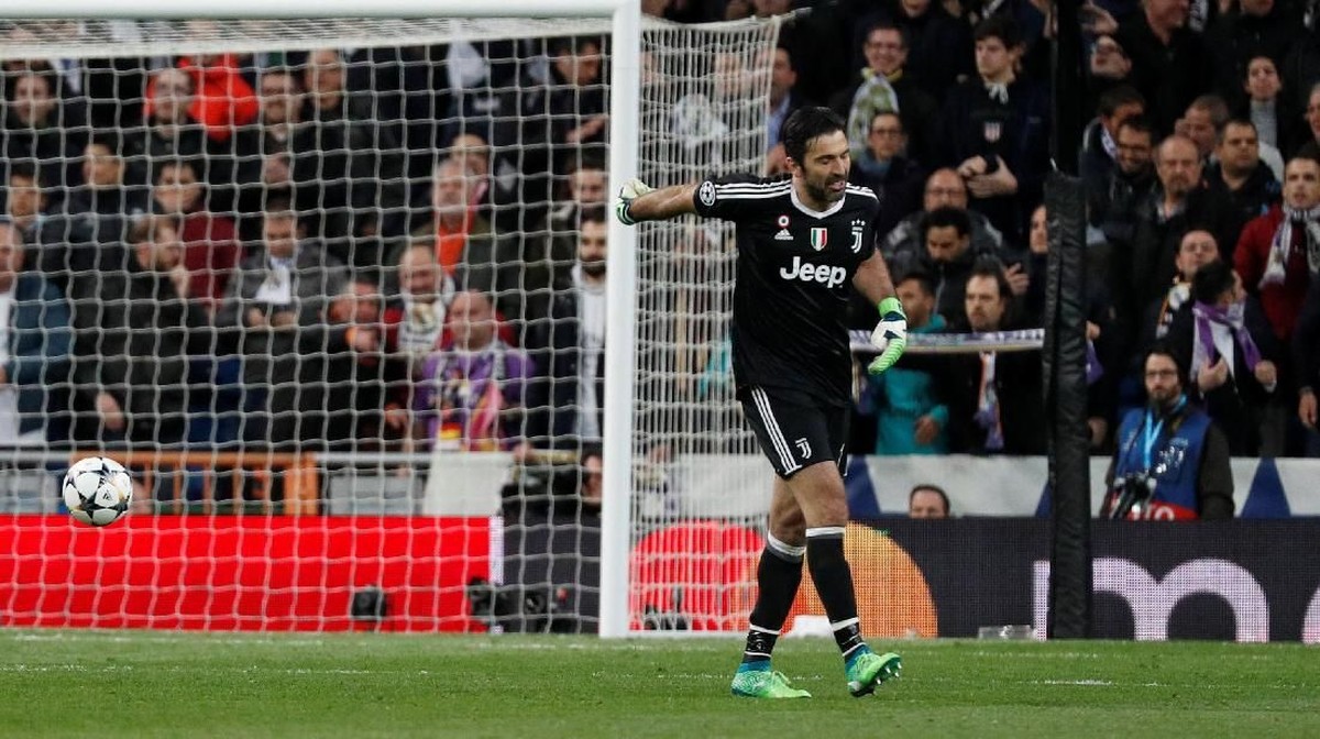 Gianluigi Buffon dikartu merah langsung saat Juventus bertandang ke markas Real Madrid. (Foto: Paul Hanna/Reuters)