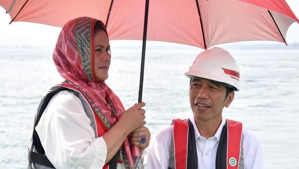 Foto: Potret Mesra Jokowi-Iriana Sepayung Berdua di Jayapura