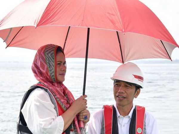 Foto: Potret Mesra Jokowi-Iriana Sepayung Berdua di Jayapura