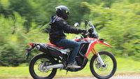 Membawa Yamaha Nmax, Suzuki GSX-S 150, dan CRF250Rally ke Puncak