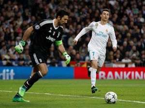 Pelukan Hangat Ronaldo-Buffon Usai Laga yang Penuh Drama