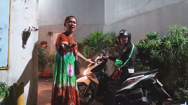 Potret Kemarahan Ibu-ibu Akibat Aksi Prank Pocong Erlanggs Cs