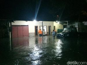Hujan Lebat, 20 Rumah di Banyuwangi Terendam Banjir Hujan Lebat, 20 Rumah di Banyuwangi Terendam Banjir