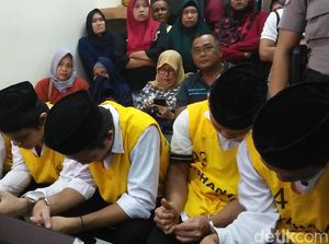 Foto: Ekspresi Lesu Terdakwa Penelanjangan Sejoli Hadapi Vonis Foto: Ekspresi Lesu Terdakwa Penelanjangan Sejoli Hadapi Vonis