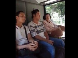 Viral Video Nenek-nenek Jongkok dan Ngomel di TransJakarta