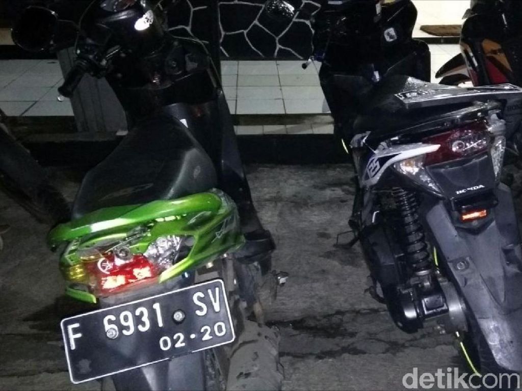 Massa Opang Rusak 2 Motor Driver Ojol di Sukabumi Massa Opang Rusak 2 Motor Driver Ojol di Sukabumi