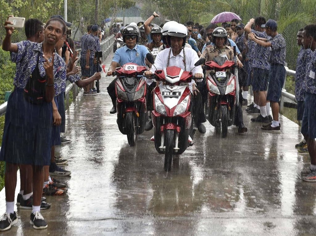 Motor Listrik Jokowi di Papua Aman Dipakai Hujan-hujanan