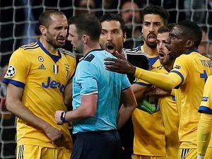 Istri Wasit Michael Oliver Ikut Jadi Sasaran Serangan Juventini