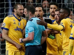 Istri Wasit Michael Oliver Ikut Jadi Sasaran Serangan Juventini