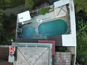 Wah! Ada Kolam Renang di Rumah Big Bos Pengoplos Miras Maut