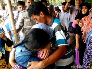 Tangis TKW Parinah yang Tak Pulang 18 Tahun Saat Bertemu Keluarga