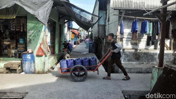 Potret Sulitnya Air Bersih di Muara Kamal